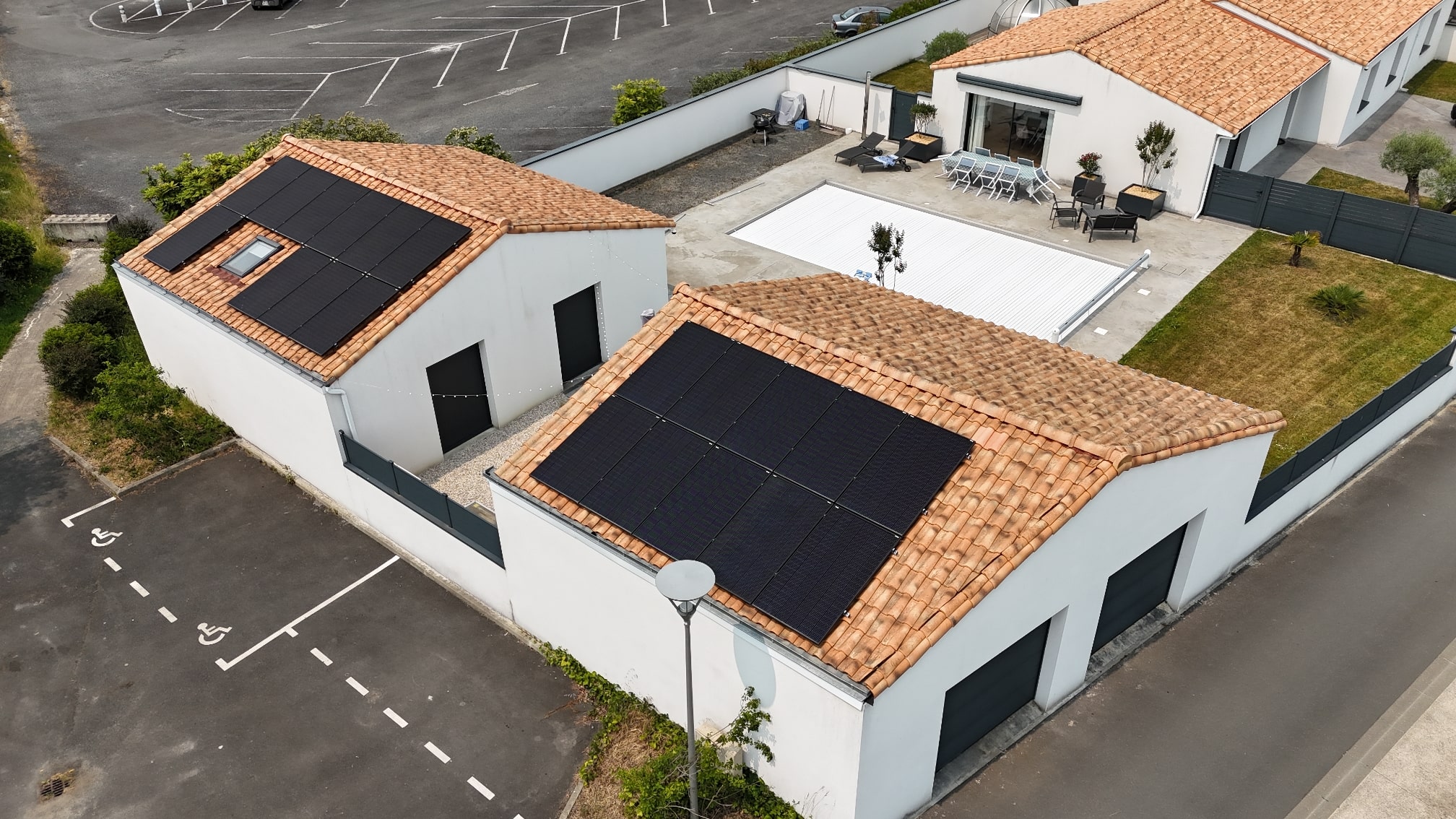 Toitures maisons neuves avec panneaux solaires à Bouaye